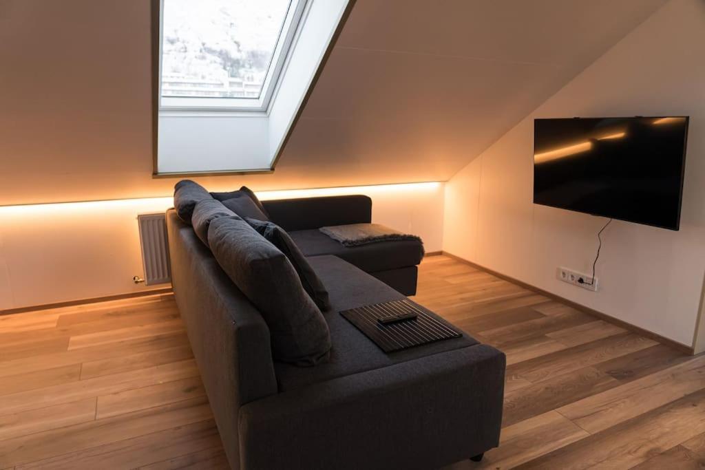 Scenic Penthouse - Ocean View & Skylight Windows Apartment Siglufjordur Ngoại thất bức ảnh