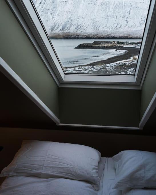 Scenic Penthouse - Ocean View & Skylight Windows Apartment Siglufjordur Ngoại thất bức ảnh